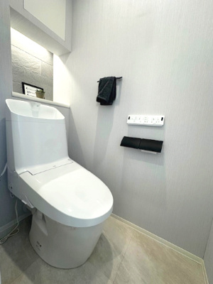 【トイレ】 | アービング吹田 | 温水洗浄便座付のトイレで、冬の寒い時期でも快適！汚れた時にはサッと拭けて衛生的です。