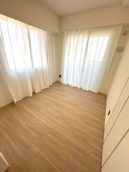 【洋室】 | アービング吹田 | 約5.5帖の洋室！二面採光を確保した明るい室内は、風通しも良く、大変居心地の良い空間です。