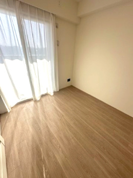 【洋室】 | アービング吹田 | 約6帖の洋室！扉を開けてリビングと一体空間、扉を閉じて個室にとフレキシブルに使えます。