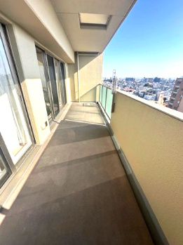 【バルコニー】 | アービング吹田 | 暖かい陽光差し込む南東向きバルコニー！ お洗濯物やお布団も気持ちよく干せそうですね。