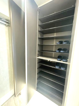 【玄関】 | アービング吹田 | 高さがあり、たっぷりと靴を収納できるシューズボックス！玄関に靴が並ぶことなく、いつでもスッキリした印象を保てます。