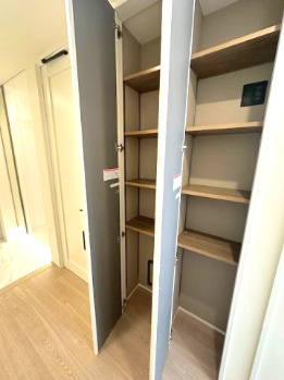 【収納】 | アービング吹田 | 日用品のストックや掃除道具の収納に便利な廊下収納！住空間をより広く、効率的に使えます。