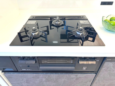 【キッチン】 | アービング吹田 | グリル付き3口コンロで煮込み料理をしながら、焼き物や汁物などをパパパッとお料理可能です。