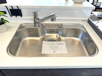 【キッチン】 | アービング吹田 | 広々シンクは調理と後片付けも並行作業でラクラク！大きなまな板やフライパンが洗える余裕の広さ。