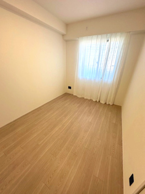 【洋室】 | アービング吹田 | 約6帖の洋室！段差のないフルフラット仕様の間取りで、ご高齢の方や小さなお子様も安心です。