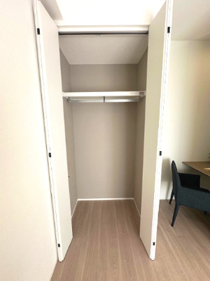 【収納】 | アービング吹田 | 約6帖洋室のクローゼット！お洋服や小物類等を収納でき、スッキリとした空間を保てます。