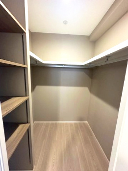 【収納】 | アービング吹田 | 約6帖の洋室には、大容量のWIC付き！季節の物も入れ替え不要、かさばる物もスッキリ片付きます。