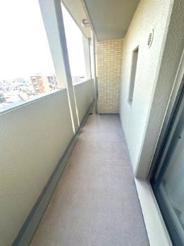 【バルコニー】 | アービング吹田 | 北東側のバルコニー！心地良い光と風を取り込み、お部屋に開放感をもたらしてくれます。