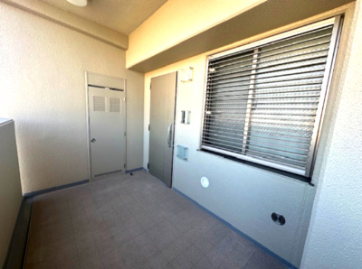 【玄関】 | アービング吹田 | 専用ポーチが備わっており、プライバシーが守られやすく、防犯面でも有効です。