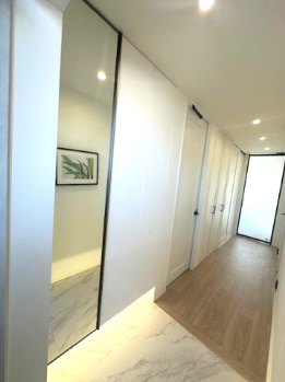 【玄関】 | アービング吹田 | ミラー付きシューズボックス有り！※掲載中の写真は広角レンズで撮影のため、実際の見え方とは異なります。