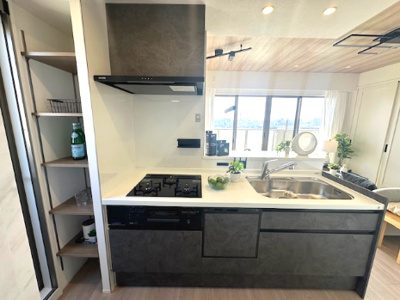 【キッチン】 | アービング吹田 | 料理をしながらでもご家族との会話を楽しめる対面式キッチン！可動棚付きのパントリーも備わっています。