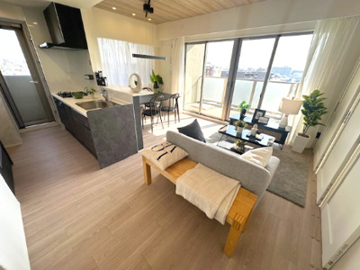 【居間・リビング】 | アービング吹田 | 明るく開放的なリビング。インテリアコーディネート実施中！※家具・照明・小物等は販売価格に含まれません。