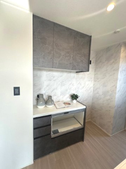 【キッチン】 | アービング吹田 | システムキッチンと統一感のある、家電収納付きカップボードが標準装備！家具を買い揃える必要がなく、見た目にもスタイリッシュ。