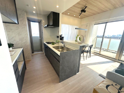 【居間・リビング】 | アービング吹田 | 開放的な眺望を楽しみながら家族でゆったりと過ごせる空間！コーディネートに使用している設置家具の購入も可能です。