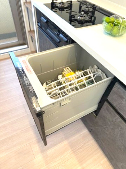 【キッチン】 | アービング吹田 | 使いやすいビルトイン食洗機付きで、食後の洗い物はおまかせ！家事の負担も軽減してくれます。