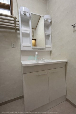 【洗面所】 | 雄琴５丁目 | 清潔感ある洗面台は、身だしなみチェックや肌のお手入れに最適です。