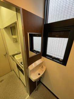 大津市粟津町の店舗事務所の洗面所