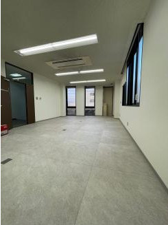 大津市粟津町の店舗事務所の内装