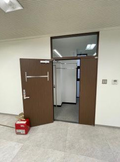 大津市粟津町の店舗事務所の玄関