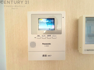 訪問者が来たときにテレビ画面で確認できるため、安心してドアを開けられます。録画機能があるものもあり、留守中に来訪者を記録しておくことができます。利便性が高く、セキュリティ面でも安心です。