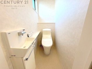 温水洗浄便座付トイレは温水洗浄機能により、暖かい水でおしりを洗浄することができ、冷たい水を使う従来の便座に比べ、温水洗浄機能で暖かいトイレを提供し、快適な使用を可能にします。