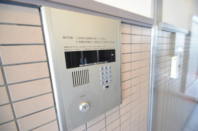 【防犯設備】 | クラウンハイム豊中柴原モノレール駅前 | サイトに掲載されていない箇所の写真、撮影してお届けさせて頂きます！気になる物件で、見たい部分の画像が無い場合は、弊社スタッフまでご連絡下さいませ。お客様の気になる箇所を、カメラにて撮影して参ります！