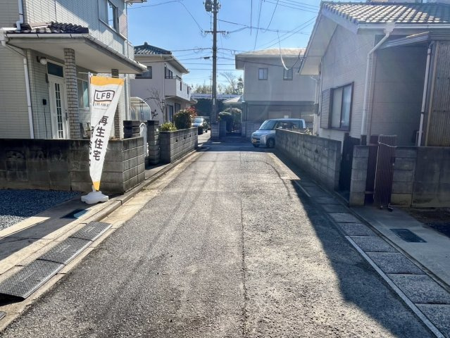 【前面道路含む現地写真】 | LFB再生住宅　大字西岐波　2階建 | ミニバンでも問題なく侵入可能です。