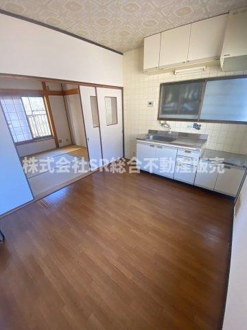 岩田町5丁目中古戸建の居間・リビング|明るいダイニングキッチンで、ご家族で食卓を囲めます！