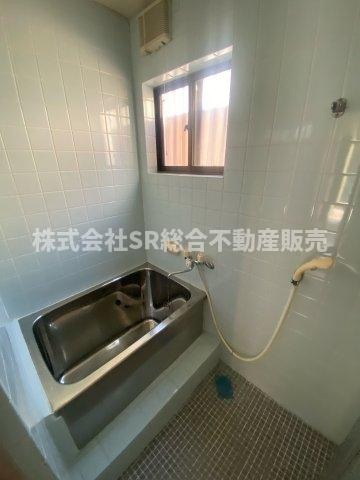 岩田町5丁目中古戸建の浴室|お風呂には窓もあり、換気がバッチリとできます☆
