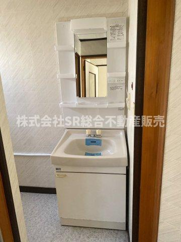 岩田町5丁目中古戸建の独立洗面台|独立洗面台、小物を置くことができて便利です