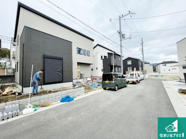 川西市笹部　第2期　新築一戸建ての前面道路含む現地写真|周辺は落ち着いた街並みの住宅地！子育てがしやすい住環境です！まだ未完成ですが、現地でしかわからない事もございます。是非一度ご覧ください。