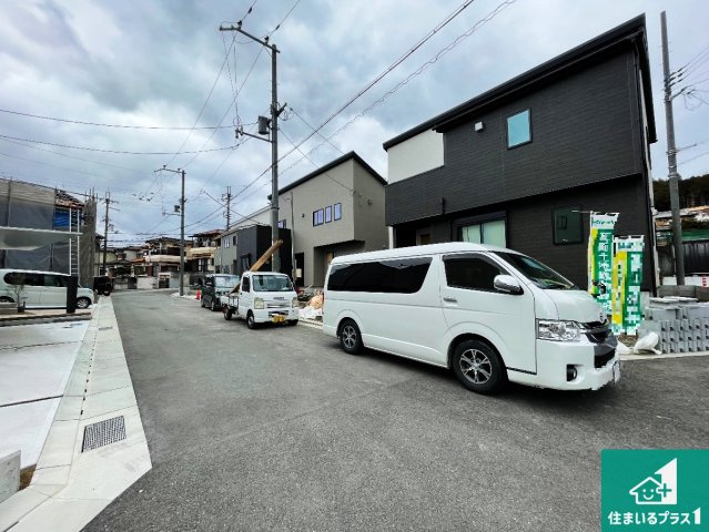 川西市笹部　第2期　新築一戸建ての前面道路含む現地写真|周辺は落ち着いた街並みの住宅地！子育てがしやすい住環境です！まだ未完成ですが、現地でしかわからない事もございます。是非一度ご覧ください。