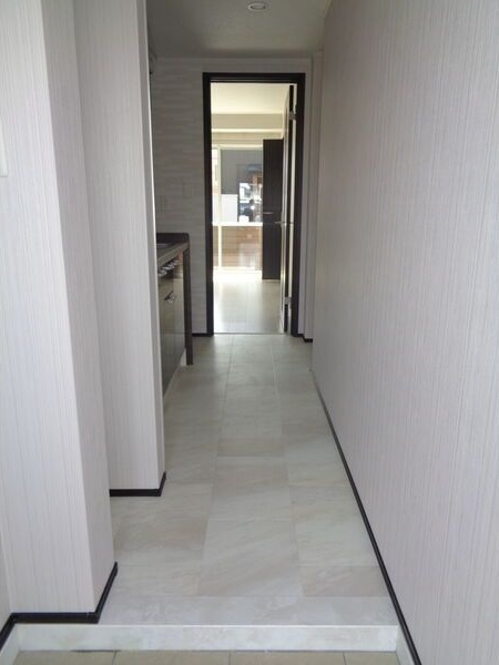 RⅣ(アールフォー) B棟の玄関