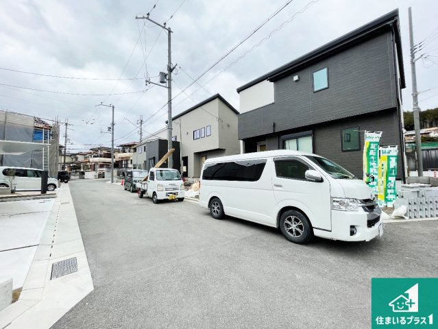川西市笹部　第2期　新築一戸建ての前面道路含む現地写真|周辺は落ち着いた街並みの住宅地！子育てがしやすい住環境です！まだ未完成ですが、現地でしかわからない事もございます。是非一度ご覧ください。