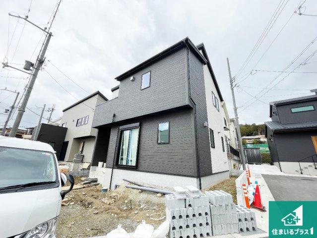 川西市笹部　第2期　新築一戸建ての外観|周辺は落ち着いた街並みの住宅地！子育てがしやすい住環境です！まだ未完成ですが、現地でしかわからない事もございます。是非一度ご覧ください。
