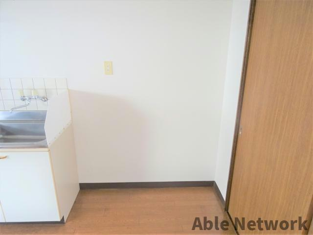 アークヒルズフクモトＮＯ．５Ｂ棟の居間・リビング|冷蔵庫置き場のスペースも広々です！