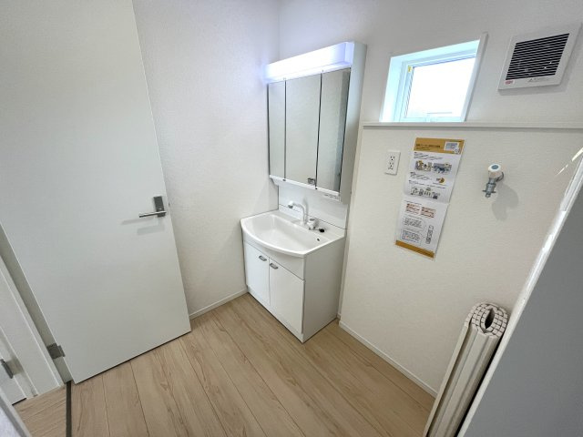 【洗面所】 | 仲介手数料無料！阿知須小学校に通える新築戸建平屋　山口市阿知須　第８－１号棟　クレイドルガーデン　アーネストワン | シャンプードレッサーはシャワーヘッドが伸びるタイプ