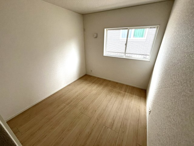 【洋室】 | 仲介手数料無料！阿知須小学校に通える新築戸建平屋　山口市阿知須　第８－１号棟　クレイドルガーデン　アーネストワン | 落ち着いた色調の洋室です