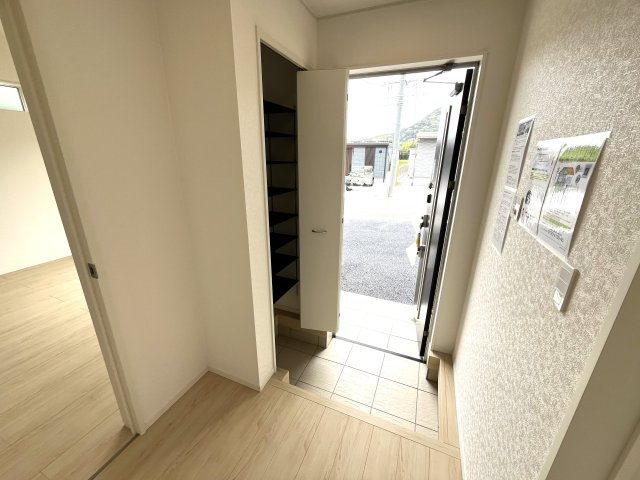 【玄関】 | 仲介手数料無料！阿知須小学校に通える新築戸建平屋　山口市阿知須　第８－１号棟　クレイドルガーデン　アーネストワン | 玄関には大型の下駄箱も設置。ブーツも楽々入ります。