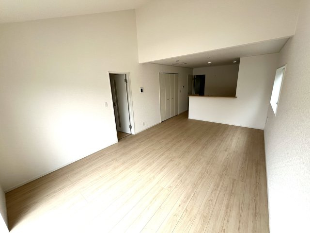 【居間・リビング】 | 仲介手数料無料！阿知須小学校に通える新築戸建平屋　山口市阿知須　第８－１号棟　クレイドルガーデン　アーネストワン | ゆったりとしたリビングは家族の団らんがはずみますね♪