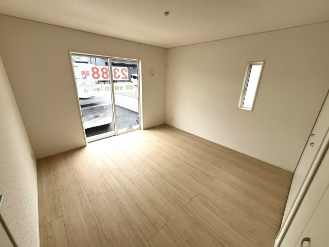 【洋室】 | 仲介手数料無料！阿知須小学校に通える新築戸建平屋　山口市阿知須　第８－１号棟　クレイドルガーデン　アーネストワン | ２面採光の明るいお部屋で健やかな毎日