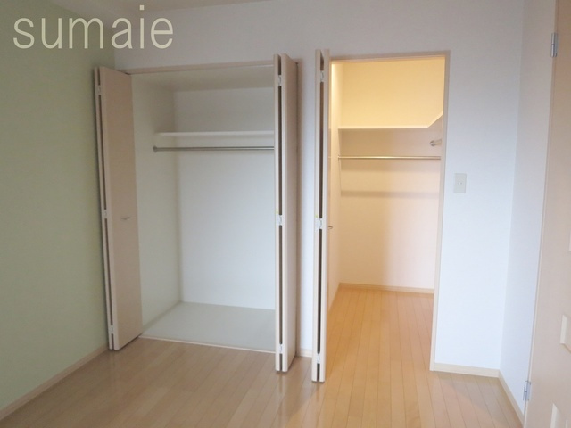 サンモールスクエアの収納|収納充実！照明付きのウォークインクローゼット完備です♪