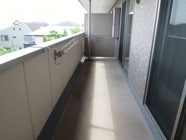 サンモールスクエアのバルコニー|ゆったりと広いバルコニーで大きいお洗濯ものも楽に干せます♪