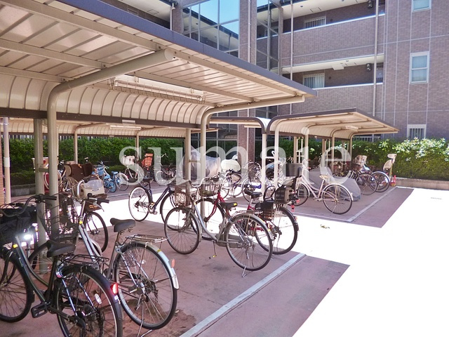 サンモールスクエアのその他共用部分|屋根つきの駐輪スペースあります！