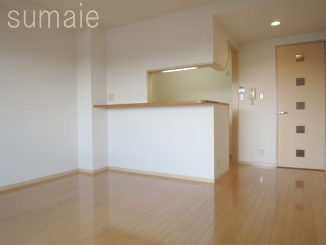 サンモールスクエアの居間・リビング|カウンターキッチンのついた１３帖のゆったりとしたリビングです♪