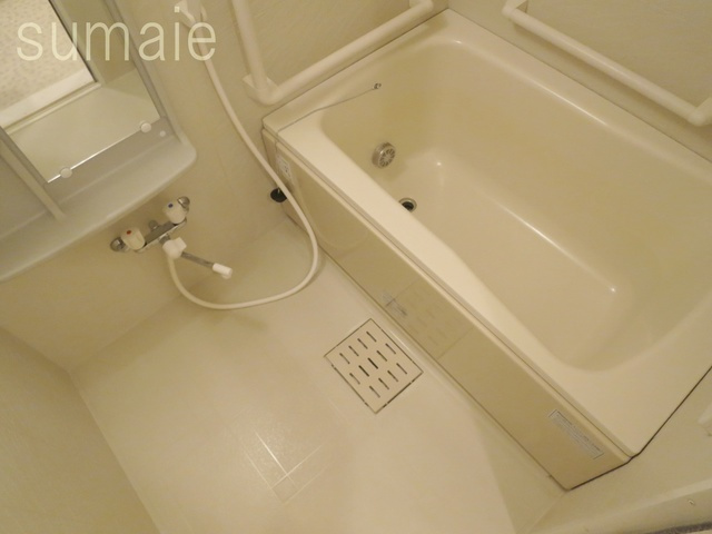 サンモールスクエアの浴室|清潔感のあるバスルームで気持ち良く浸かれます♪