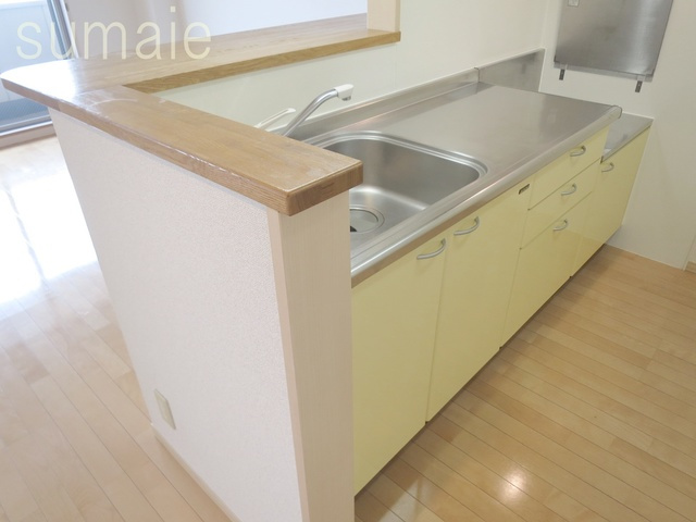 サンモールスクエアのキッチン|配膳のしやすいカウンターシステムキッチンです♪