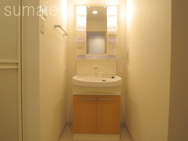 サンモールスクエアの洗面所|どっしりとした独立洗面台で身支度しやすいです♪