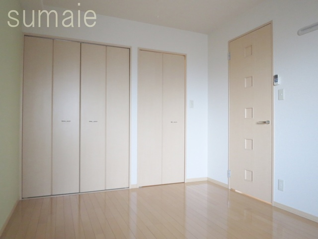 サンモールスクエアの居間・リビング|充実した収納スぺースあり！６．７帖の洋室です♪