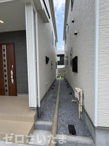《仲介手数料無料》久喜市青毛１丁目6-1新築一戸建てハートフルタウンの外観|右側隣地との境界